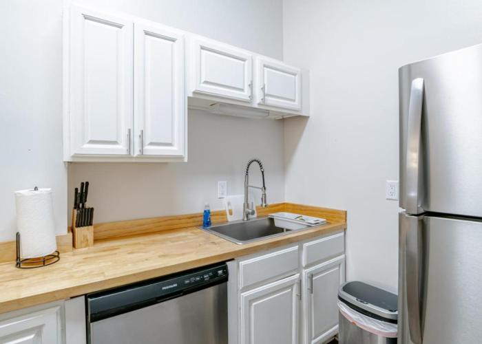 Newly Renovated Downtown Apartment in the Historic District, Quiet Street!
