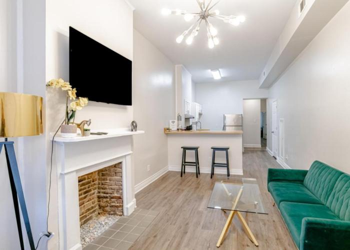 Newly Renovated Downtown Apartment in the Historic District, Quiet Street!