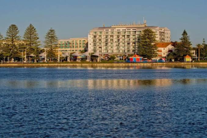 A-The Entrance Private Water Front 1 bedroom appartment at the Oaks