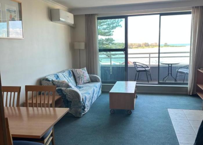 A-The Entrance Private Water Front 1 bedroom appartment at the Oaks