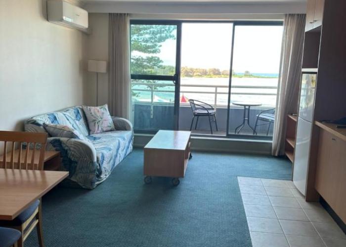 A-The Entrance Private Water Front 1 bedroom appartment at the Oaks