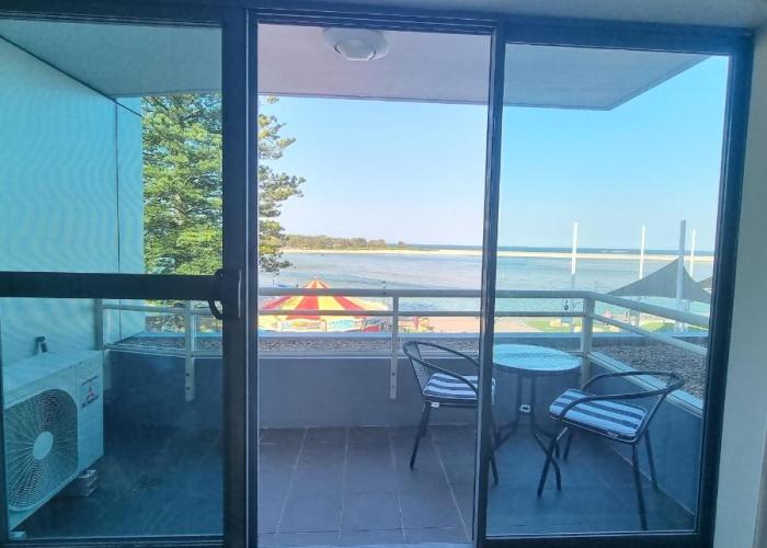 A-The Entrance Private Water Front 1 bedroom appartment at the Oaks