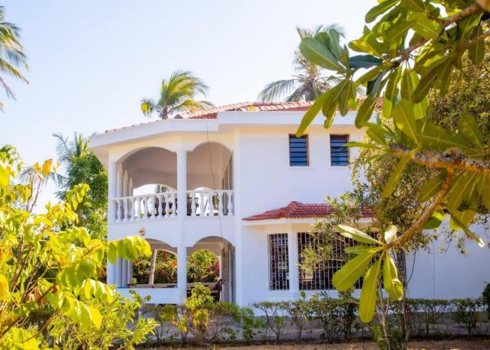 Sand and Shells Beach House- 4 Bedroom with a pool