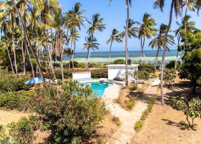 Sand and Shells Beach House- 4 Bedroom with a pool