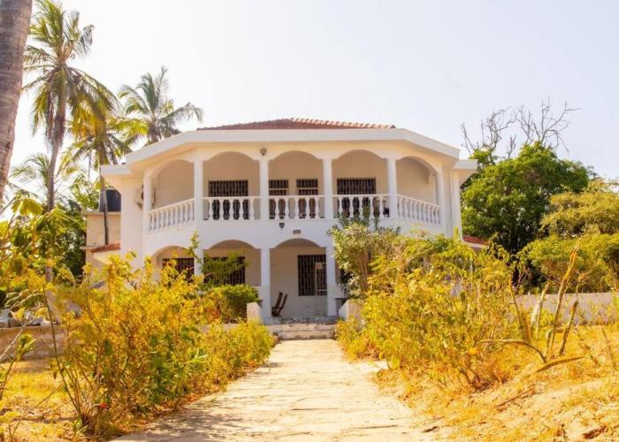 Sand and Shells Beach House- 4 Bedroom with a pool