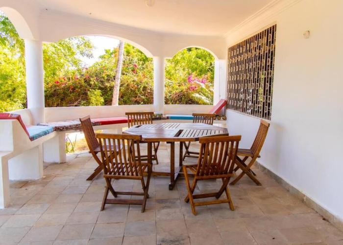 Sand and Shells Beach House- 4 Bedroom with a pool