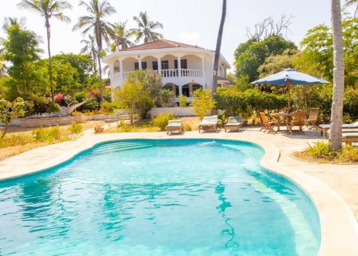 Sand and Shells Beach House- 4 Bedroom with a pool