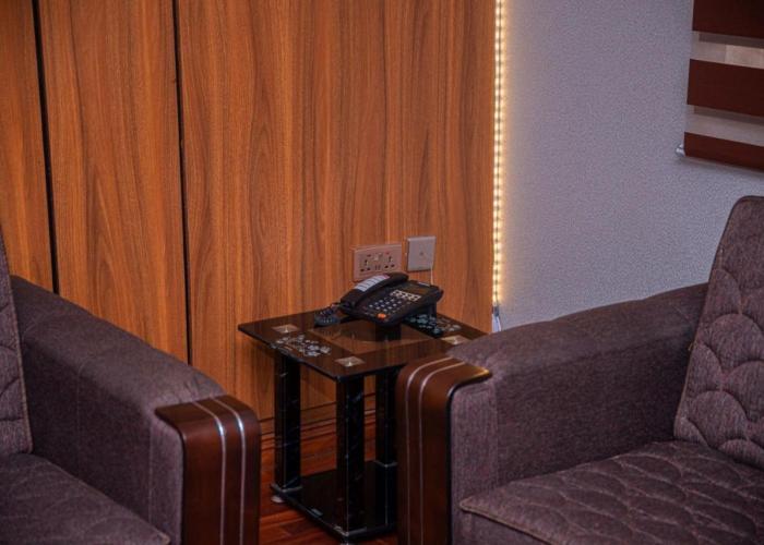 MAHOGANY HOTEL AND SUITES