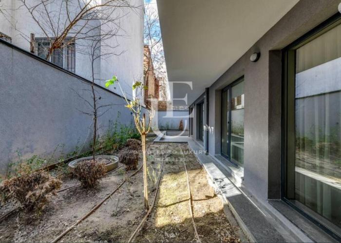 Geneva: A charming patio studio with private parking!