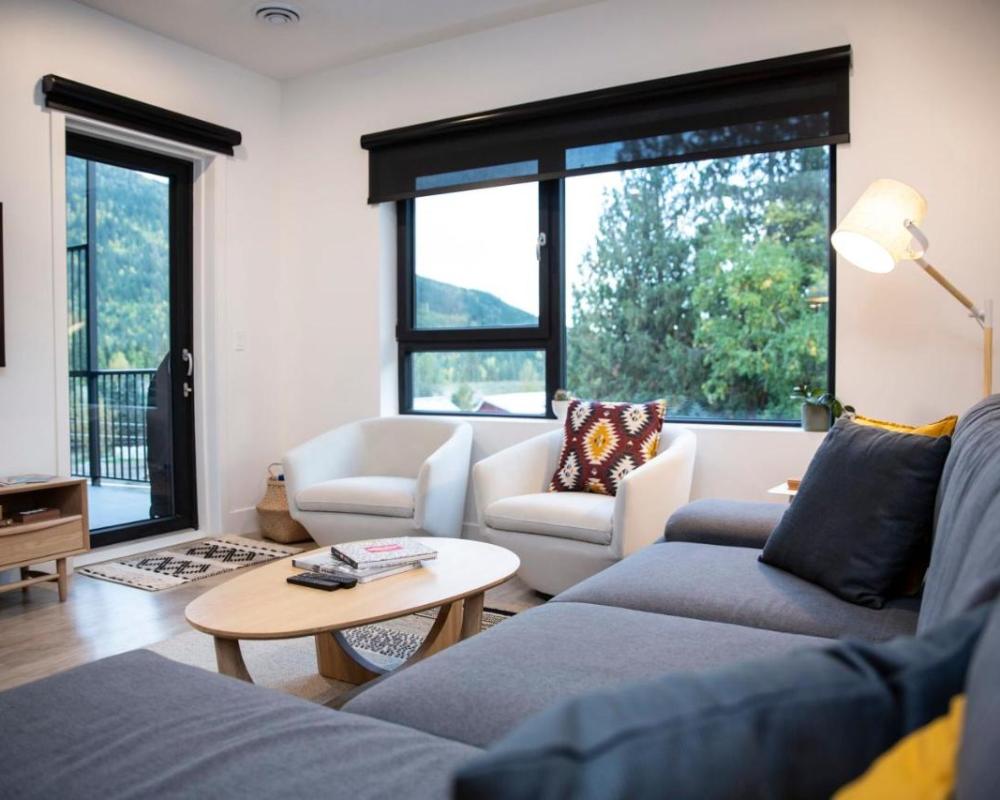 Le Refuge - Revelstoke Condo with Hot Tub