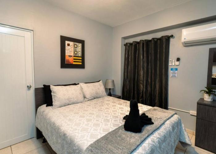 Green Mountain Studio 2, pool table-7 min to beach