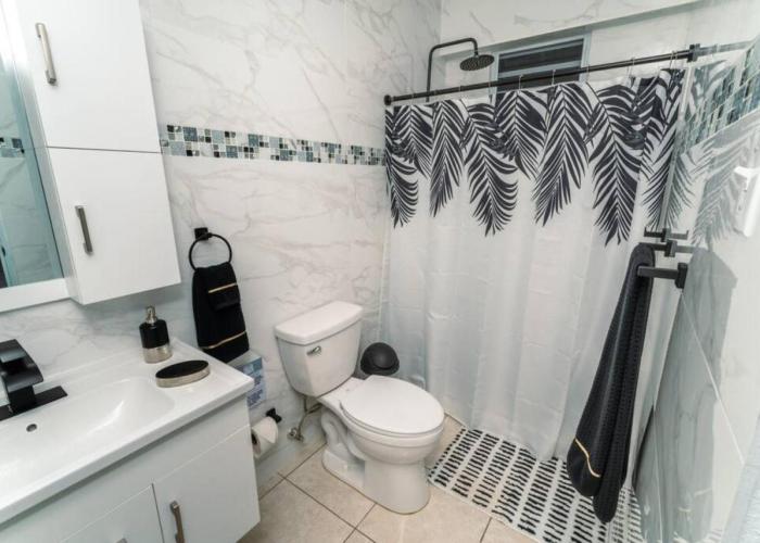 Green Mountain Studio 2, pool table-7 min to beach