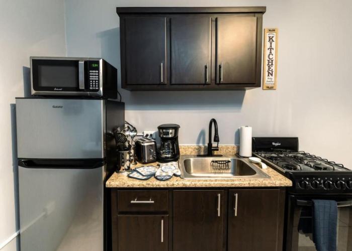 Green Mountain Studio 2, pool table-7 min to beach