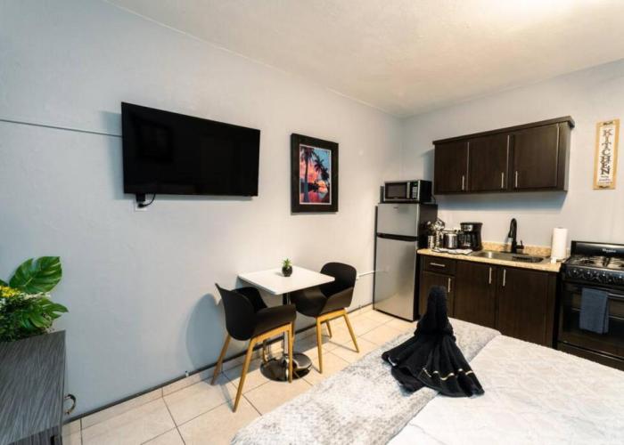 Green Mountain Studio 2, pool table-7 min to beach