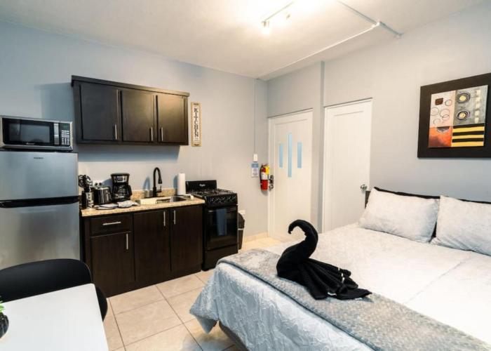 Green Mountain Studio 2, pool table-7 min to beach