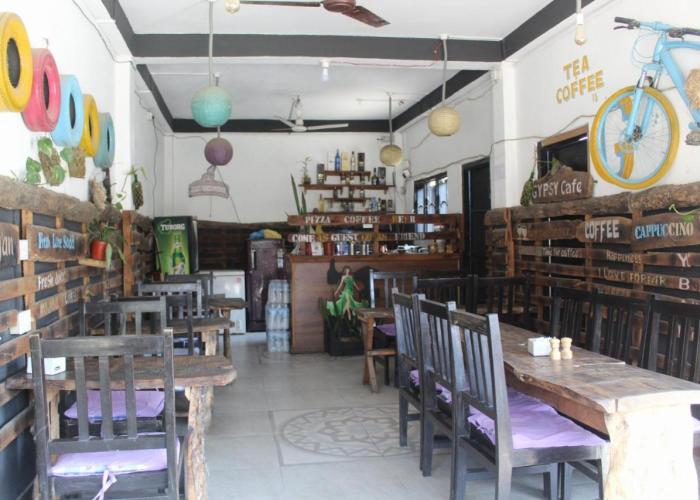 Hotel Holidays Inn - Bagpacker's Home