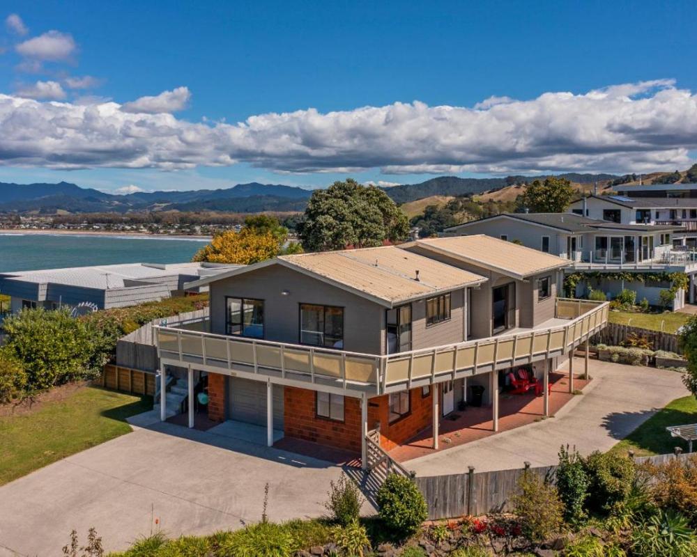 Hosts on the Coast - Views over Whiti Terrace