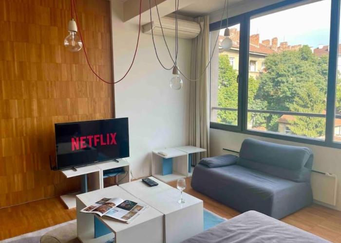 Central Apartment with Free Parking and Balcony