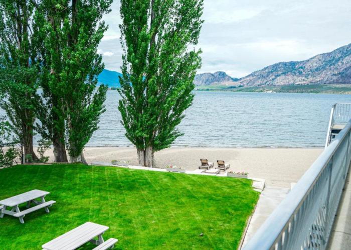 Poplars Motel on the lake