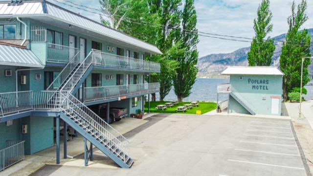 Poplars Motel on the lake