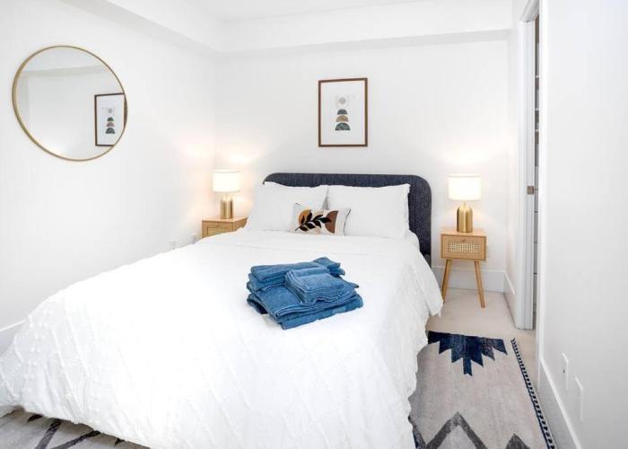 Chic 1-BR Condo; Parking included; Downtown Core