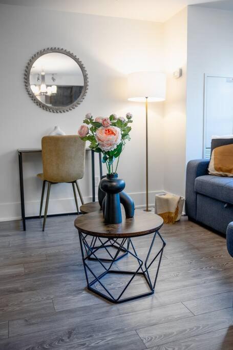 Chic 1-BR Condo; Parking included; Downtown Core