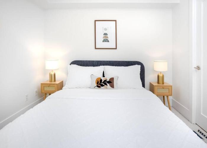 Chic 1-BR Condo; Parking included; Downtown Core