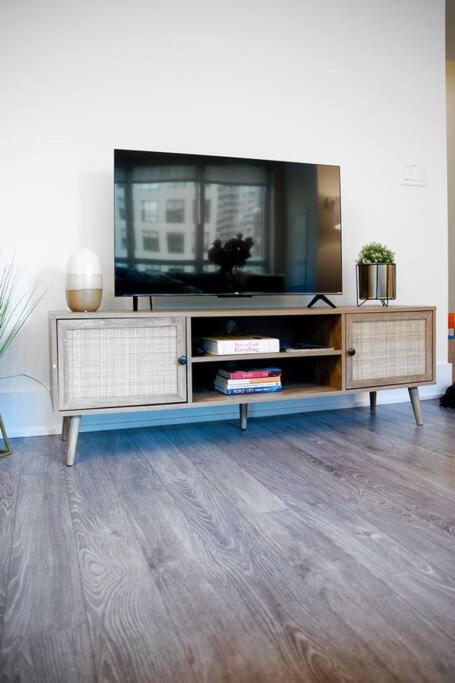 Chic 1-BR Condo; Parking included; Downtown Core
