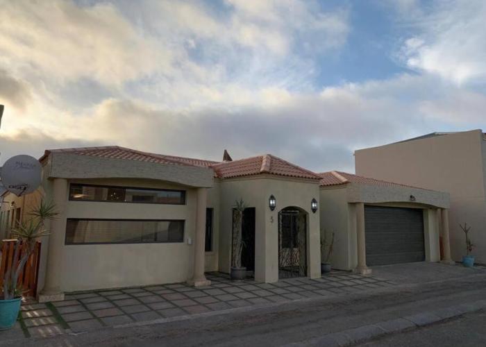 Fairways Villa @ Bunker Close