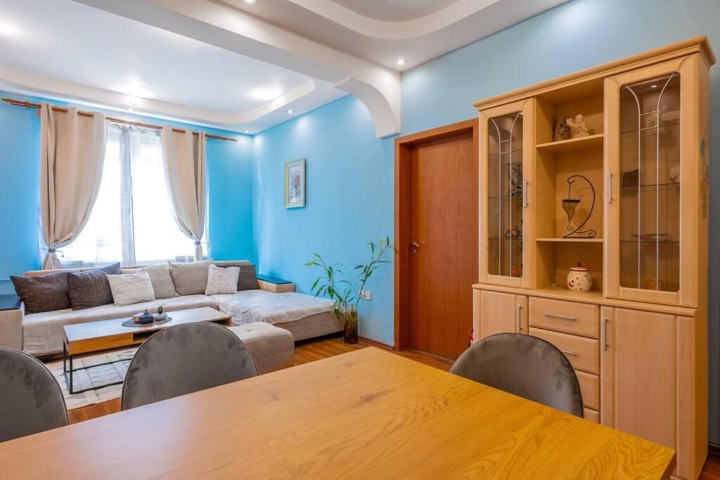 фото Spacious 3BD Central apartment