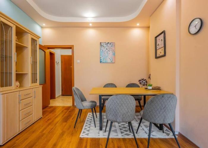 Spacious 3BD Central apartment