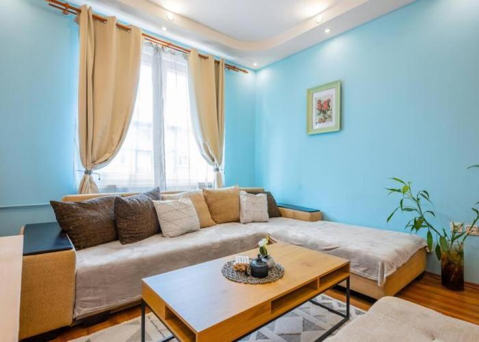 Spacious 3BD Central apartment