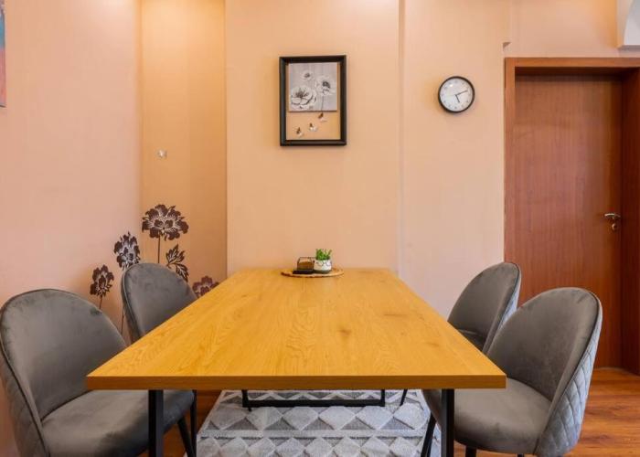 Spacious 3BD Central apartment