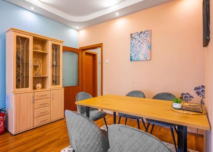 Spacious 3BD Central apartment