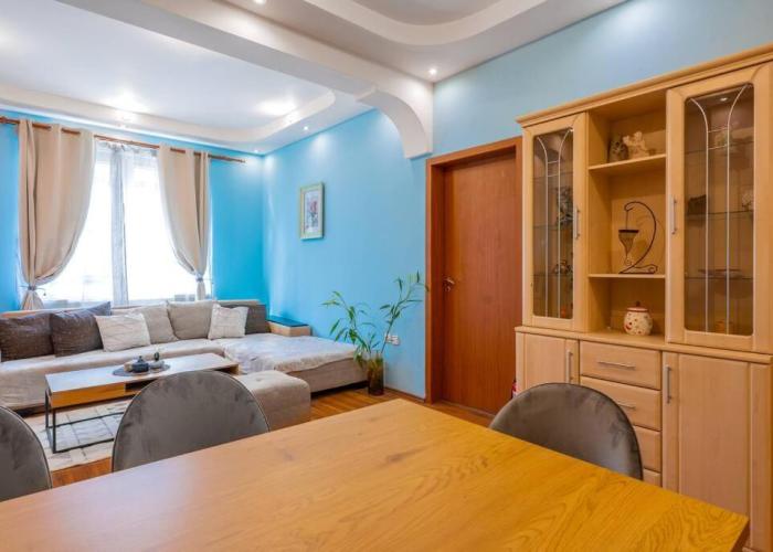 Spacious 3BD Central apartment