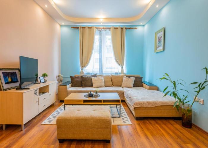 Spacious 3BD Central apartment