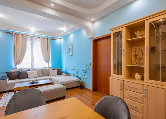 Spacious 3BD Central apartment
