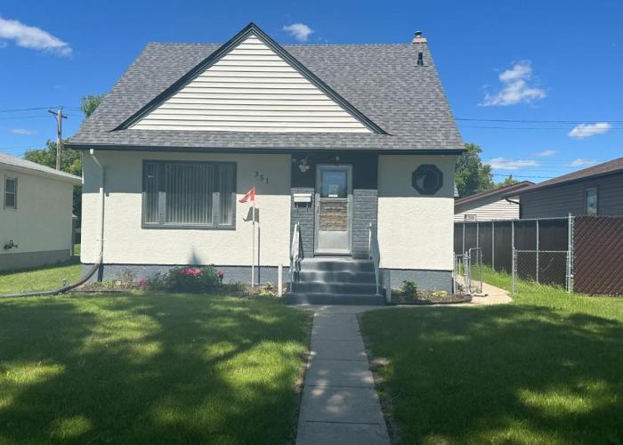 Spotless 2 Bedrooms Suite 2 in Winnipeg