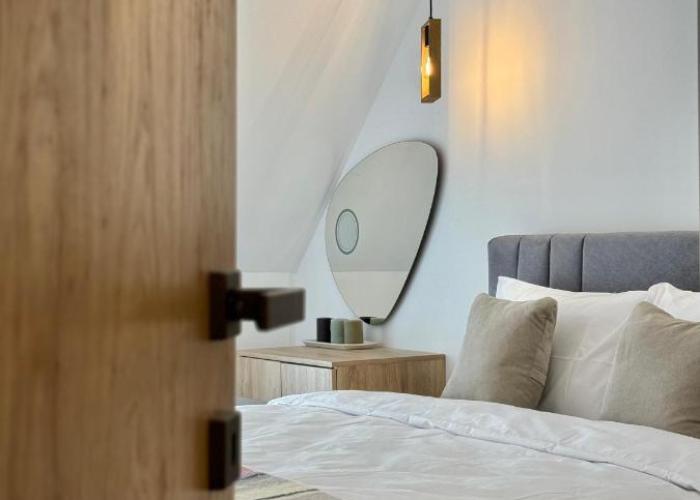 City Modern & Classy Apartment for 4 Guests & Parking