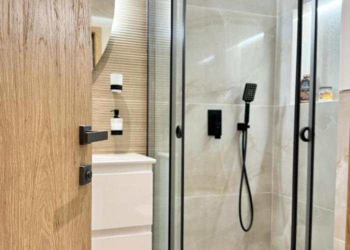 City Modern & Classy Apartment for 4 Guests & Parking