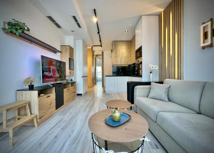 City Modern & Classy Apartment for 4 Guests & Parking
