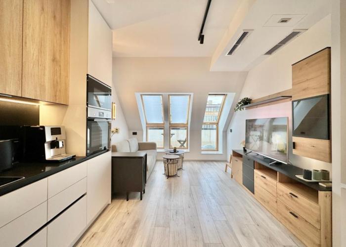 City Modern & Classy Apartment for 4 Guests & Parking