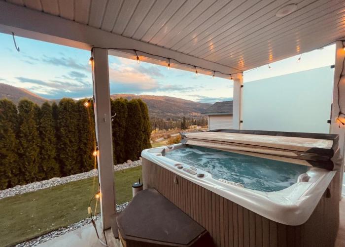 Relaxing 3 bedroom suite, near Silver Star Resort