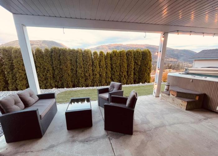 Relaxing 3 bedroom suite, near Silver Star Resort