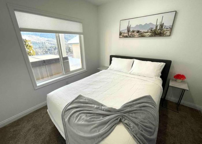 Relaxing 3 bedroom suite, near Silver Star Resort