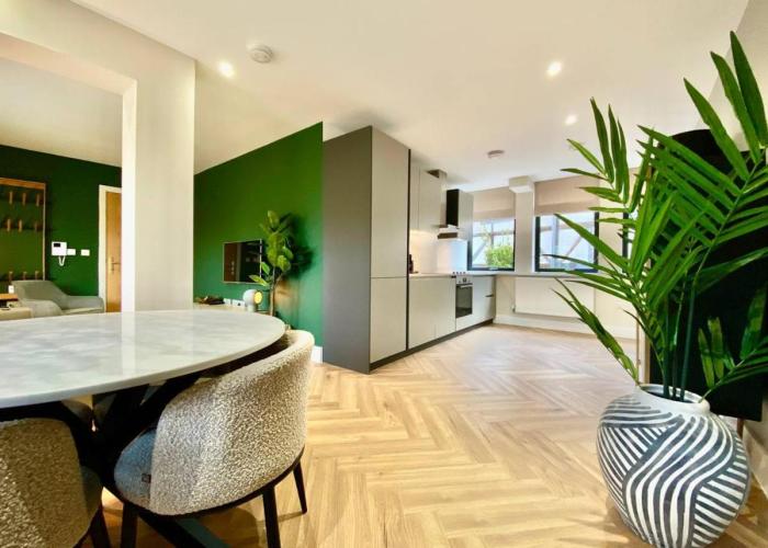 Queen Annes court luxury apartment on high street