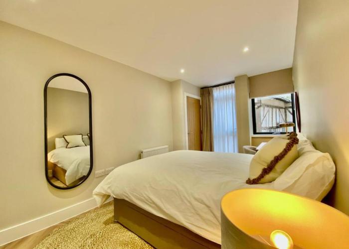 Queen Annes court luxury apartment on high street
