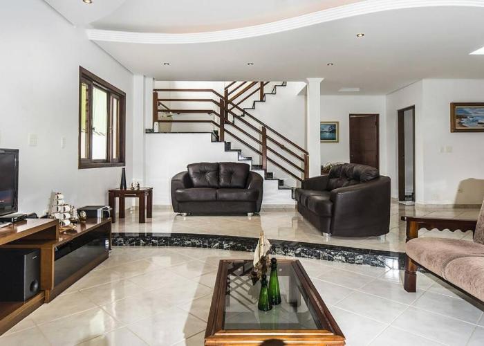 Casa confortável e ampla com piscina e bilhar!