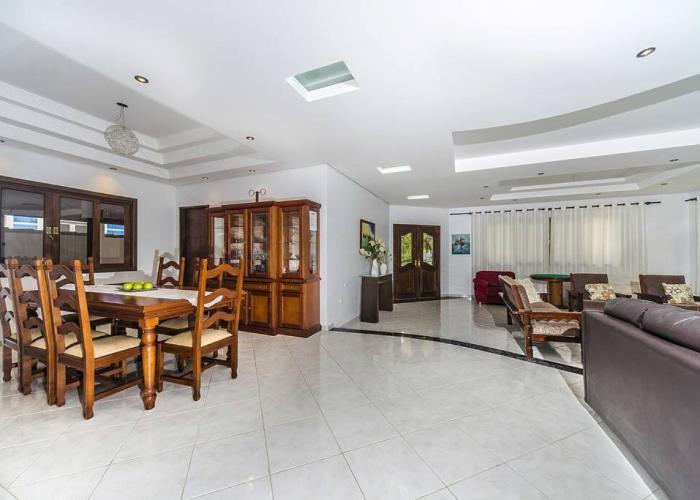 Casa confortável e ampla com piscina e bilhar!