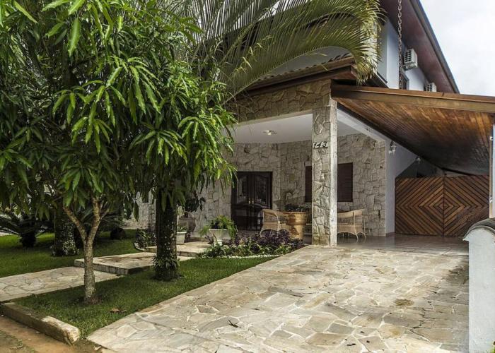 Casa confortável e ampla com piscina e bilhar!